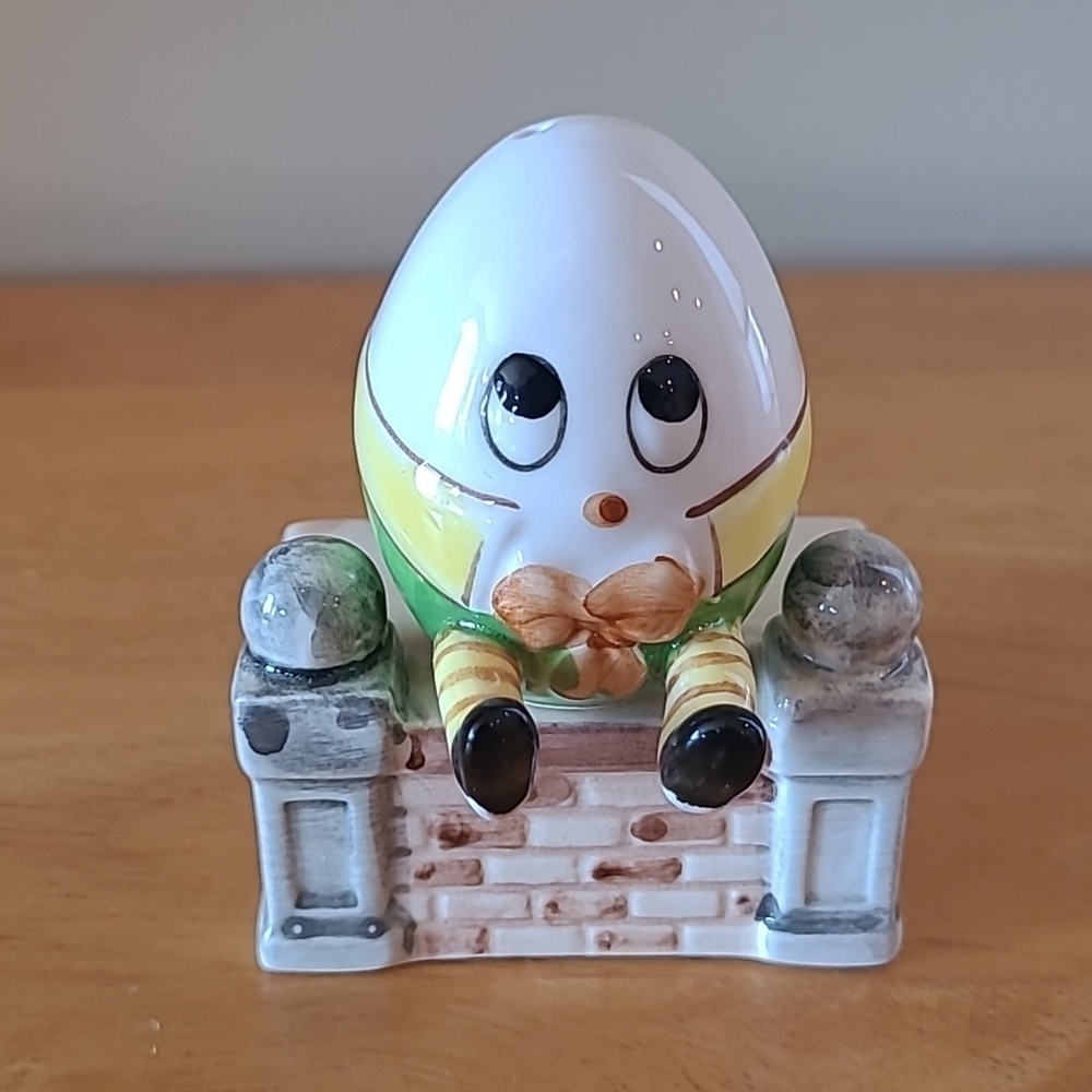 VINTAGE Ceramic Humpty Dumpty Egg Sitting On A Wall Salt And Pepper Shaker Set